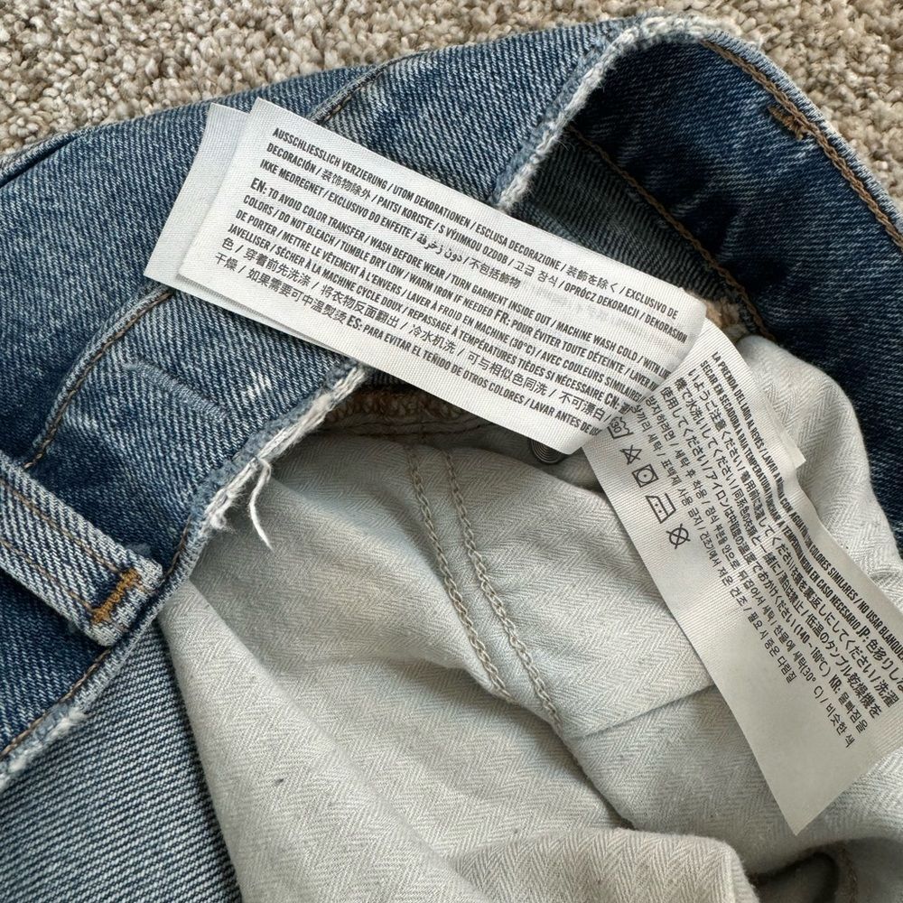 Women’s Abercrombie & Fitch High Rise Mom Jean | 27 Regular | Medium Wash - Picture 4 of 7